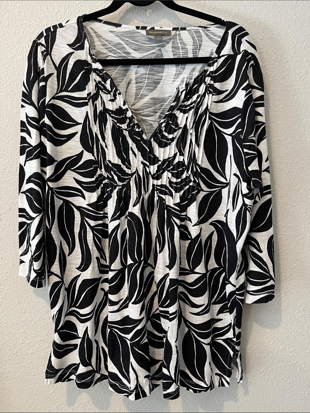 Style & Co Black & White floral top, cotton blend
Woman’s Sz 2X